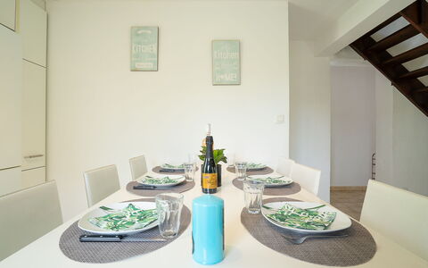 Les Aloès: Tavolo, Proprietà, Tavola, Bottiglia, Costruzione, Cibo, Bicchieri, Dishware, Interior Design, Piatto