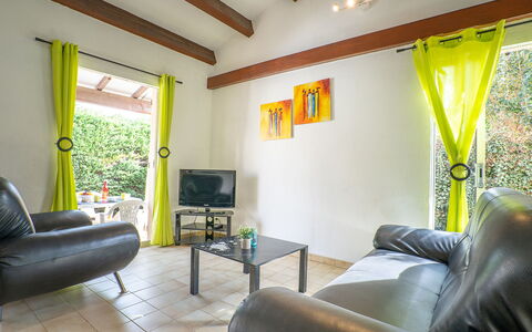 Les Aloès: Mobilia, Divano, Comfort, Legna, Shade, Pianta, Interior Design, Pavimento, Soggiorno, Finestra
