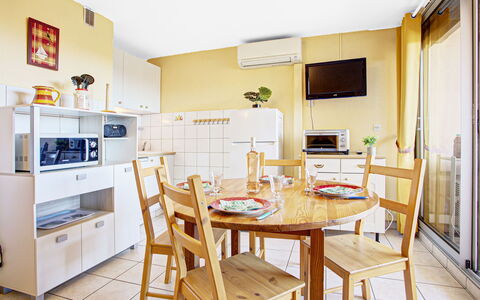 Canet-Plage 200: Mobilia, Tavolo, Cabinetry, Legna, Sedia, Controsoffitto, Mensola, Pavimentazione, Pavimento, Cucina