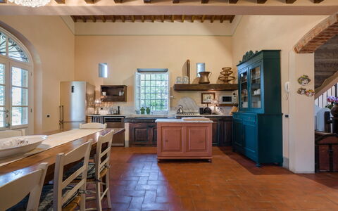 Villa Fontine: Costruzione, Proprietà, Camera, Controsoffitto, Mobilia, Cucina, Interior Design, Cabinetry, Pavimento, Casa