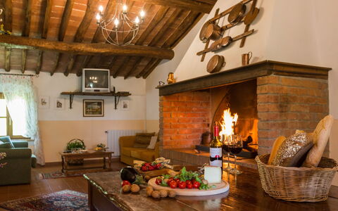 Montelopio: Focolare, Camera, Soggiorno, Camino, Proprietà, Interior Design, Costruzione, Mobilia, Casa, Casa