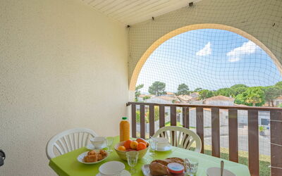 Vaux sur Mer 100: Cibo, Tavolo, Mobilia, Tavola, Proprietà, Dishware, Piatto, Cielo, Interior Design, Shade