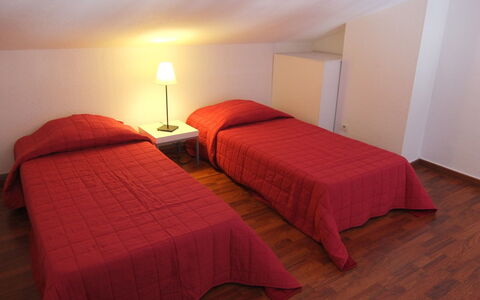 Le Central Beach: Letto, Camera Da Letto, Mobilia, Camera, Lenzuolo, Proprietà, Bedding, Rosso, Telaio Del Letto, Pavimento