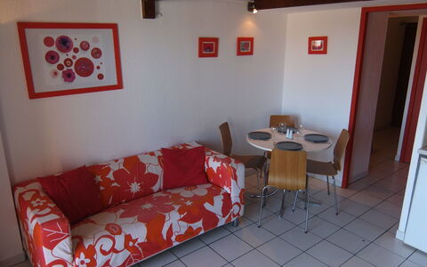 Le Central Beach: Camera, Proprietà, Rosso, Mobilia, Interior Design, Costruzione, Soggiorno, Casa, Immobiliare, Pavimento