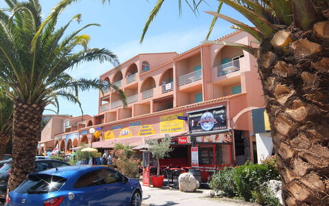 Le Central Beach: Tavolo, Proprietà, Cabinetry, Costruzione, Dishware, Legna, Controsoffitto, Interior Design, Tavola, Elettrodomestico Da Cucina