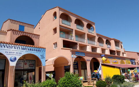 Le Central Beach: Pianta, Cielo, Costruzione, Proprietà, Finestra, Zona Residenziale, Quartiere, Facciata, Condominio, Edificio Commerciale