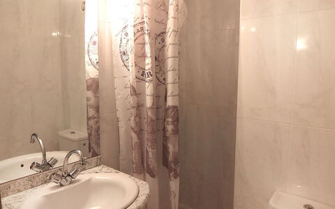 Le Central Beach: Bagno, Tenda Doccia, Proprietà, Camera, Parete, Idraulico Fixture, Bagno Accessorio, Tenda, Interior Design, Gabinetto