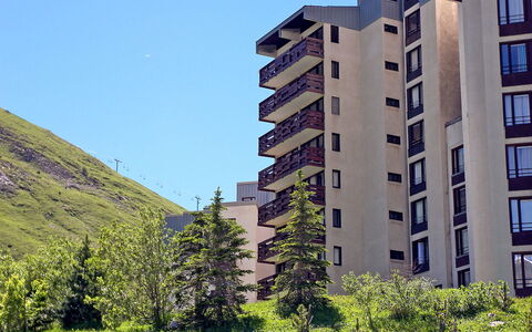Tignes 338: Costruzione, Cielo, Giorno, Finestra, Pianta, Ambiente Naturale, Lotto, Albero, Urban Design, Palazzone