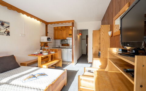 Tignes 338: Tavolo, Mobilia, Cabinetry, Costruzione, Cornice, Cassetto, Comfort, Legna, Controsoffitto, Interior Design