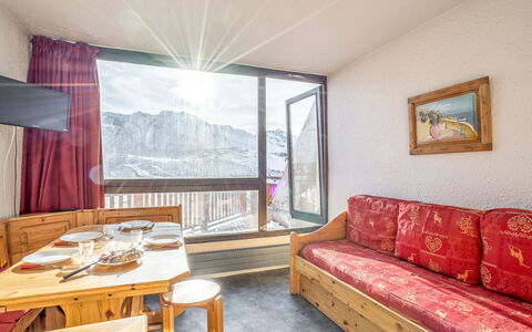 Val Thorens 650: Tavolo, Mobilia, Divano, Proprietà, Costruzione, Comfort, Cornice, Legna, Tenda, Tessile