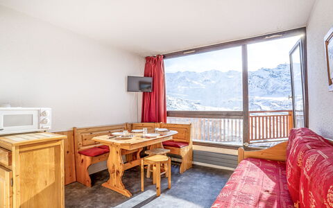 Val Thorens 650: Mobilia, Tavolo, Legna, Finestra, Costruzione, Comfort, Soggiorno, Pavimento, Pavimentazione, Latifoglie