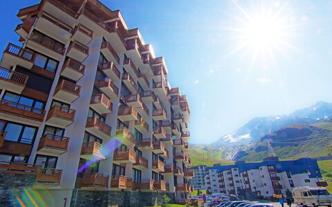 Hauts de Chaviere A13: Cielo, Costruzione, Veicolo, Finestra, Luce, Natura, Auto, Azzurro, Blu, Urban Design
