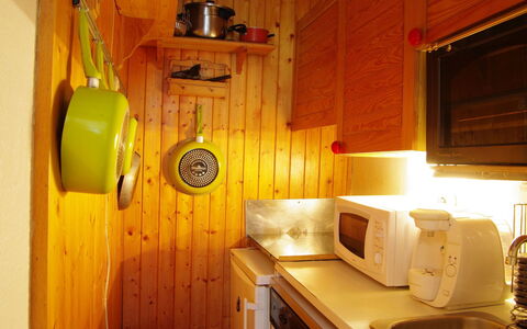 Chamonix 210: Camera, Mobilia, Interior Design, Legna, Casa, Cabinetry, Costruzione, Cucina
