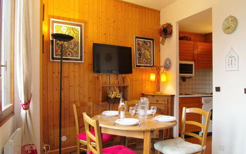 Chamonix 210: Camera, Mobilia, Proprietà, Interior Design, Costruzione, Casa, Sala Da Pranzo, Tavolo, Immobiliare, Soggiorno