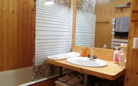 Chamonix 210: Camera, Proprietà, Interior Design, Costruzione, Bagno, Legna, Lavello, Mobilia, Log Cabin, Casa