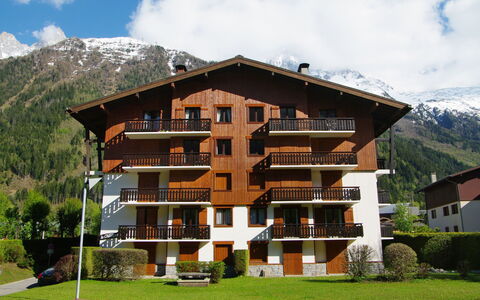 Le Choucas: Nube, Cielo, Pianta, Montagna, Costruzione, Proprietà, Finestra, Albero, Architettura, Lotto