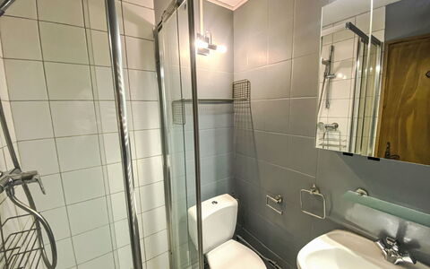 Le Choucas: Pavimentazione, Pavimento, Idraulico Fixture, Interior Design, Bagno, Idraulico, Gabinetto, Camera, Lavello, Doccia