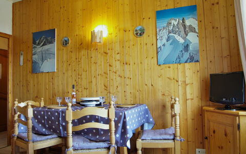 Le Savoisien: Camera, Mobilia, Proprietà, Parete, Interior Design, Costruzione, Pavimento, Tavolo, Camera Da Letto, Casa