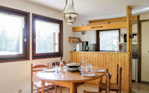 Les Pelarnys: Tavolo, Mobilia, Proprietà, Finestra, Costruzione, Legna, Interior Design, Illuminazione, Pavimento