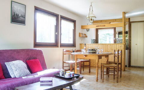 Les Pelarnys: Tavolo, Mobilia, Divano, Proprietà, Cornice, Finestra, Interior Design, Legna, Costruzione