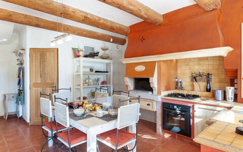 Mas de L'Oulivier: Tavolo, Proprietà, Mobilia, Cabinetry, Legna, Controsoffitto, Interior Design, Cucina, Pavimento, Pavimentazione