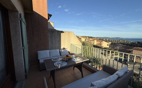 Ophélie: Zona Residenziale, Tetto, Casa, Urban Design, Appartamento, Balcone, Sobborgo, Sera, Crepuscolo, Villa