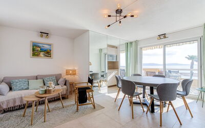 Le Palazzo del Mar 260.11: Tavolo, Mobilia, Divano, Sedia, Cornice, Legna, Interior Design, Soggiorno, Costruzione, Pianta Della Casa