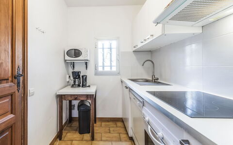 Cavalaire 370: Cabinetry, Controsoffitto, Lavandino Della Cucina, Mobilia, Lavello, Cucina, Rubinetto, Legna, Idraulico Fixture, Pavimentazione