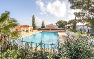 Cavalaire 370: Acqua, Pianta, Cielo, Nube, Piscina, Albero, Costruzione, Arecales, Condominio, Erba