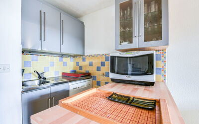Val des Chênes 90.6: Camera, Proprietà, Mobilia, Interior Design, Cucina, Controsoffitto, Casa, Costruzione, Giallo, Cabinetry