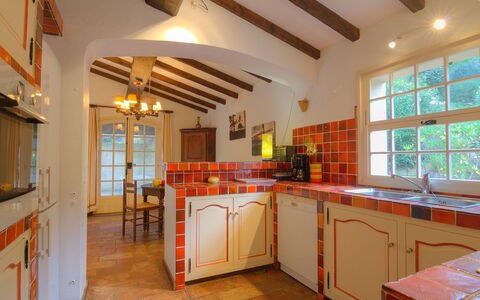 Mas Baladou: Cabinetry, Proprietà, Mobilia, Finestra, Legna, Controsoffitto, Arancia, Cucina, Interior Design, Architettura