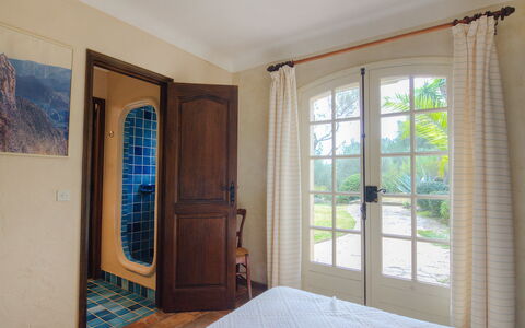 Mas Baladou: Proprietà, Costruzione, Finestra, Legna, Azzurro, Pianta, Porta, Shade, Interior Design