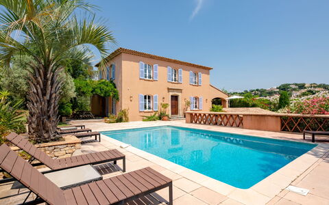 La Bastide Rose: Pianta, Cielo, Acqua, Proprietà, Costruzione, Piscina, Azzurro, Albero, Illuminazione, Interior Design