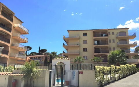 Sainte Maxime 280: Cielo, Costruzione, Pianta, Nube, Giorno, Finestra, Azzurro, Urban Design, Albero, Biome