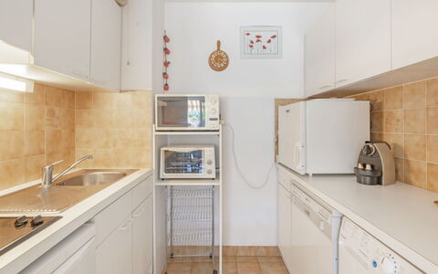 Sainte Maxime 280: Cabinetry, Lavandino Della Cucina, Proprietà, Controsoffitto, Costruzione, Bianca, Lavello, Cucina, Elettrodomestico Da Cucina, Cucina Stufa