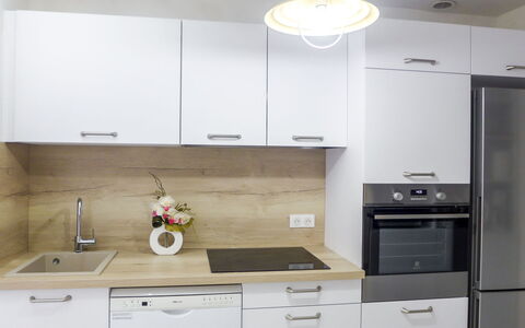 Vieux Nice: Controsoffitto, Cabinetry, Lavandino Della Cucina, Mobilia, Proprietà, Lavello, Cucina Stufa, Rubinetto, Costruzione, Cucina