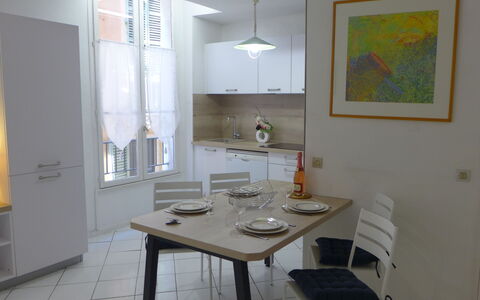 Vieux Nice: Tavolo, Mobilia, Costruzione, Legna, Interior Design, Pavimento, Pavimentazione, Casa, Sedia, Lampada
