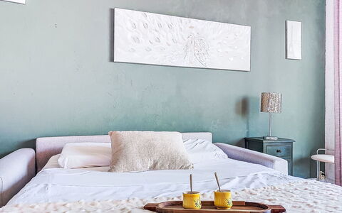 Le Savoy Promenade des Anglais: Mobilia, Letto, Interior Design, Camera Da Letto, Bedding, Parete, Lenzuolo, Biancheria, Pavimento, Camera