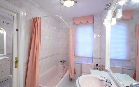 Villa Mimosa: Bagno, Proprietà, Camera, Idraulico Fixture, Rosa, Interior Design, Casa, Pavimento, Immobiliare, Gabinetto