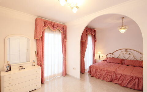 Villa Mimosa: Camera Da Letto, Letto, Camera, Proprietà, Mobilia, Interior Design, Telaio Del Letto, Lenzuolo, Soffitto, Pavimento