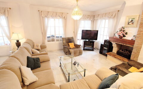 Villa Mimosa: Soggiorno, Proprietà, Camera, Mobilia, Interior Design, Costruzione, Casa, Tenda, Soffitto, Immobiliare