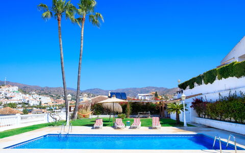 Villa Tulipán: Cielo, Pianta, Acqua, Proprietà, Verde, Blu, Natura, Azzurro, Costruzione, Piscina
