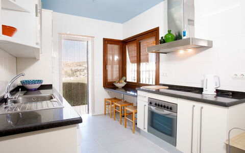 Villa Tulipán: Camera, Proprietà, Controsoffitto, Cucina, Mobilia, Cabinetry, Interior Design, Costruzione, Casa, Immobiliare