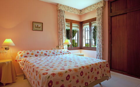 Villa Tulipán: Camera Da Letto, Camera, Letto, Proprietà, Mobilia, Lenzuolo, Telaio Del Letto, Interior Design, Pavimento, Parete