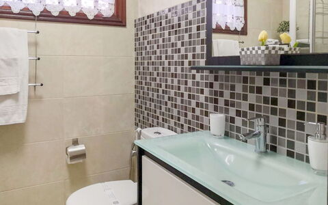 Antequera: Specchio, Idraulico Fixture, Rubinetto, Proprietà, Lavello, Lavandino Del Bagno, Bagno, Costruzione, Viola, Interior Design