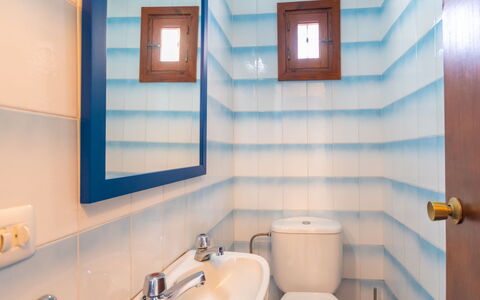 Can Fulgencio Ii: Specchio, Lavello, Proprietà, Rubinetto, Lavandino Del Bagno, Idraulico Fixture, Azzurro, Viola, Bagno, Interior Design
