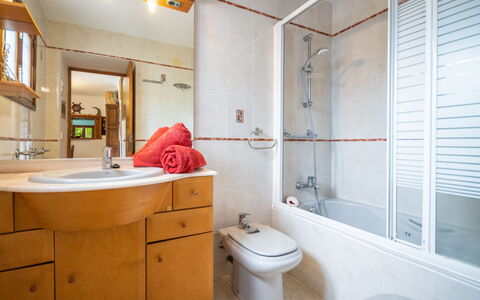 Can Toni Mari: Specchio, Idraulico Fixture, Mobiletto Del Bagno, Proprietà, Lavello, Soffione Doccia, Lavandino Del Bagno, Rubinetto, Toilet Seat, Bagno