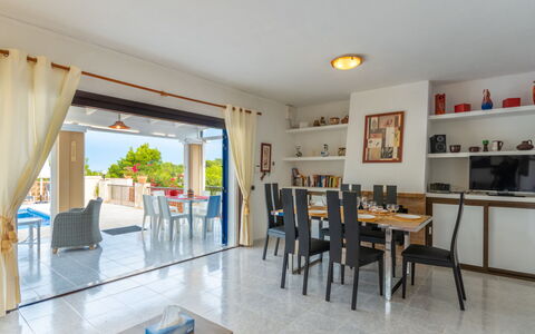 Anromi: Proprietà, Camera, Costruzione, Interior Design, Casa, Mobilia, Immobiliare, Pavimento, Soffitto, Tavolo