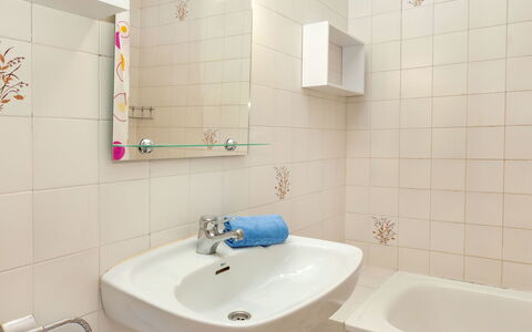 La Rectoria: Rubinetto, Idraulico Fixture, Specchio, Lavandino Del Bagno, Lavello, Proprietà, Fotografia, Bagno, Luce, Viola