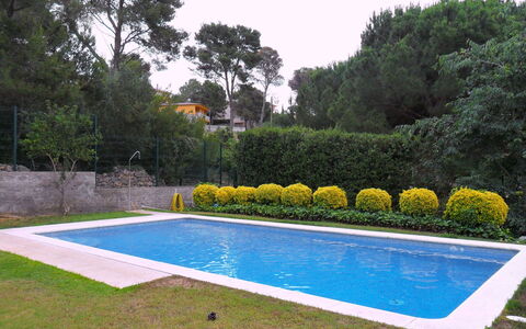 Escorxador: Acqua, Pianta, Proprietà, Cielo, Piscina, Azzurro, Rettangolo, Albero, Architettura, Erba